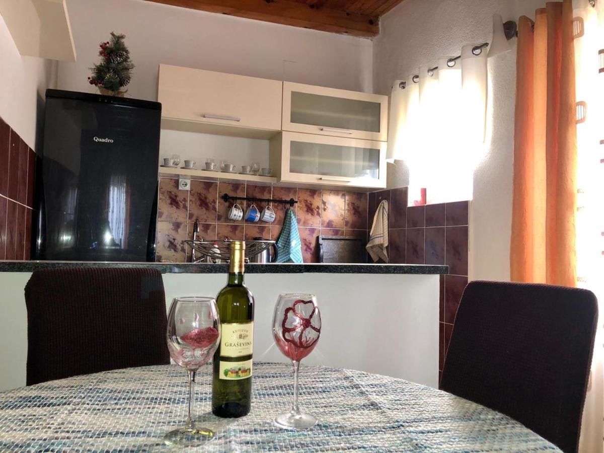 Проживание в семье Dino’s House Улцинь